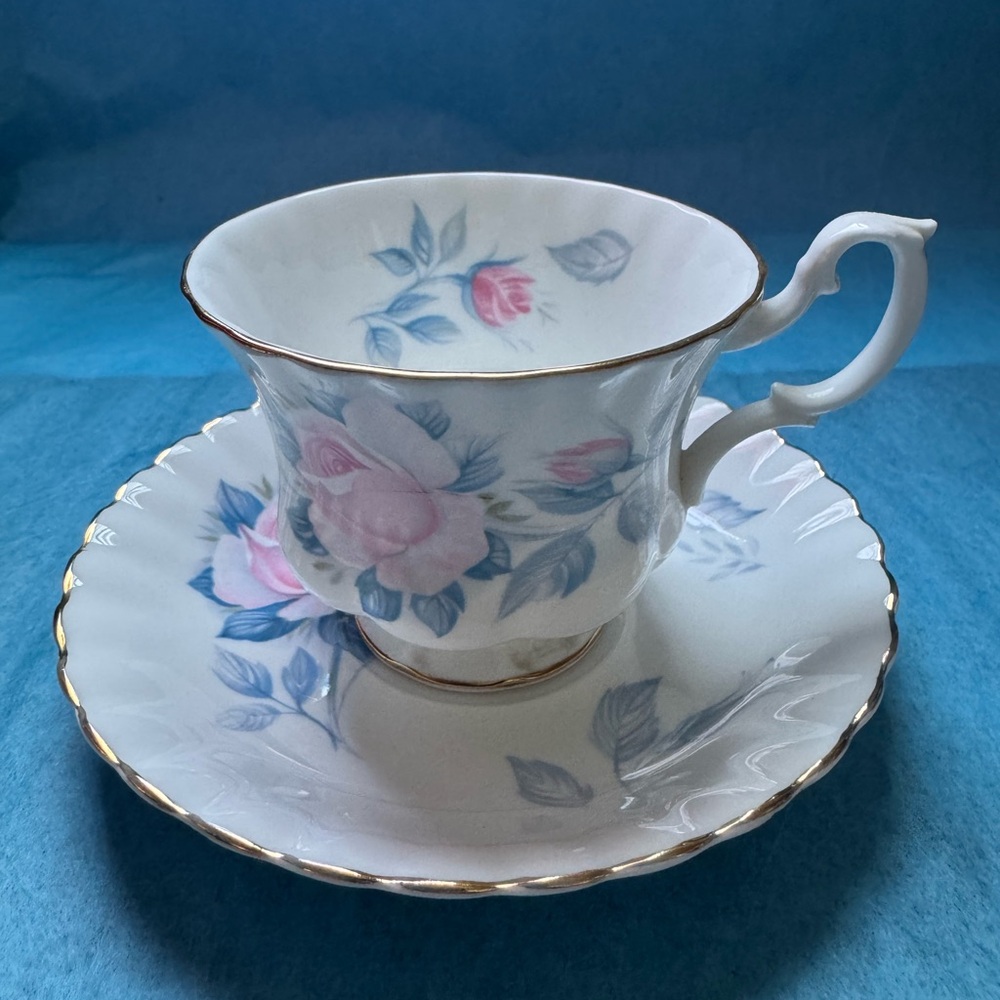 tea cup and saucer royal albert
Bone China ENGLAND.
